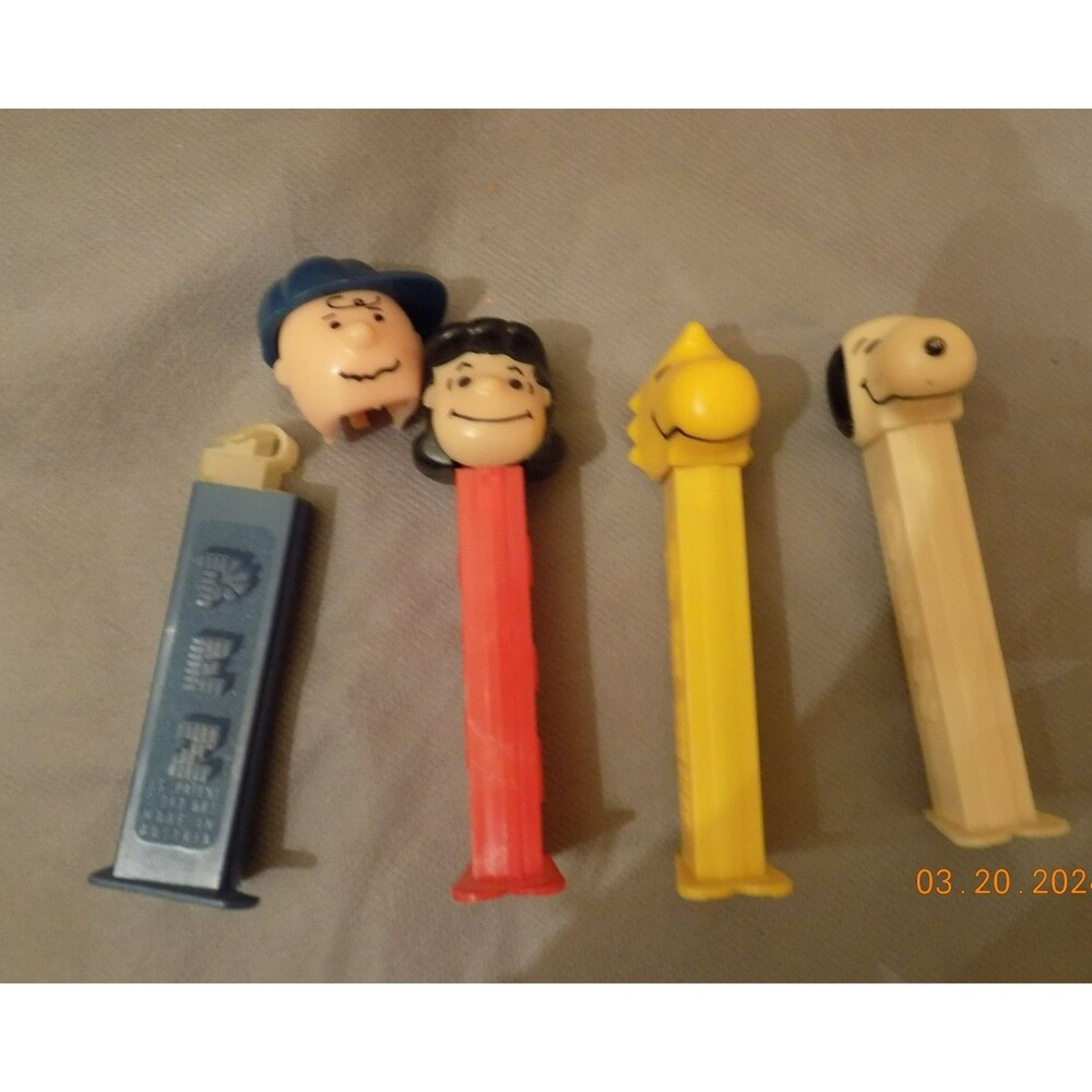 Lot of Peanuts Snoopy Charlie Brown PEZ dispensers